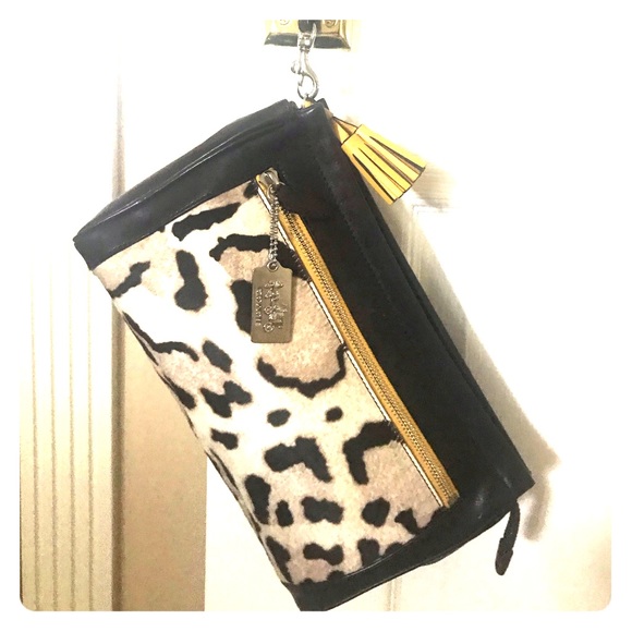 ❤️🐾🐾❤️Coach leather clutch with animal print. - Picture 1 of 7